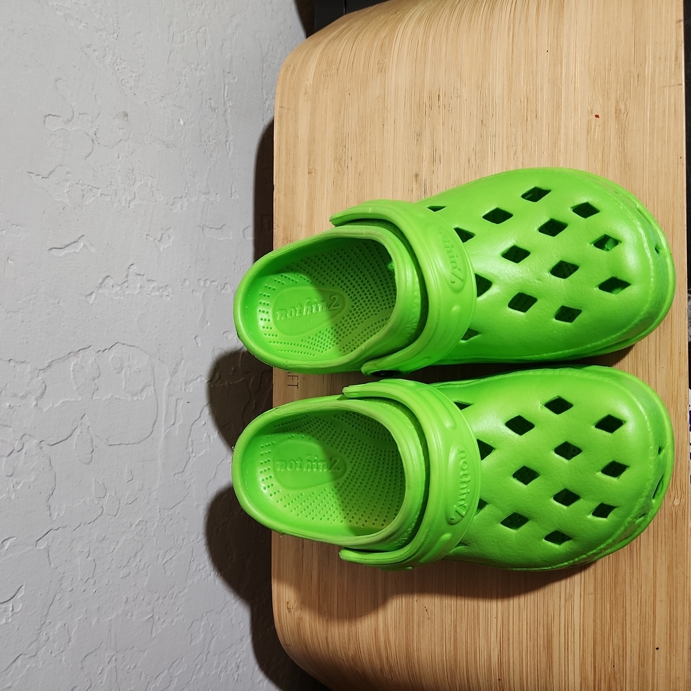 NOTHINZ Green Child's Clog  Nwot